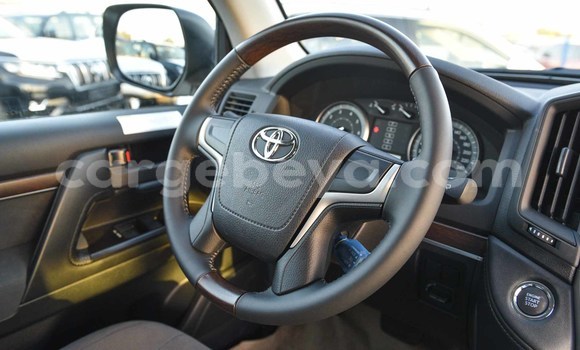 Haaraa Toyota Land Cruiser White Makiinaa iti Abiy Adi keessatti Tigray keessatti Haaraa Toyota Land Cruiser White Makiinaa iti Abiy Adi keessatti Tigray keessatti