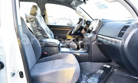 Haaraa Toyota Land Cruiser White Makiinaa iti Abiy Adi keessatti Tigray keessatti Haaraa Toyota Land Cruiser White Makiinaa iti Abiy Adi keessatti Tigray keessatti