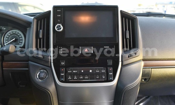 Haaraa Toyota Land Cruiser White Makiinaa iti Abiy Adi keessatti Tigray keessatti Haaraa Toyota Land Cruiser White Makiinaa iti Abiy Adi keessatti Tigray keessatti