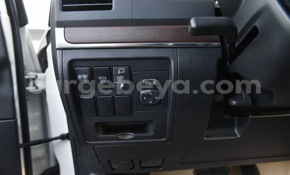 Haaraa Toyota Land Cruiser White Makiinaa iti Abiy Adi keessatti Tigray keessatti Haaraa Toyota Land Cruiser White Makiinaa iti Abiy Adi keessatti Tigray keessatti