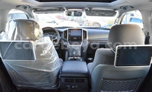 Haaraa Toyota Land Cruiser White Makiinaa iti Abiy Adi keessatti Tigray keessatti Haaraa Toyota Land Cruiser White Makiinaa iti Abiy Adi keessatti Tigray keessatti