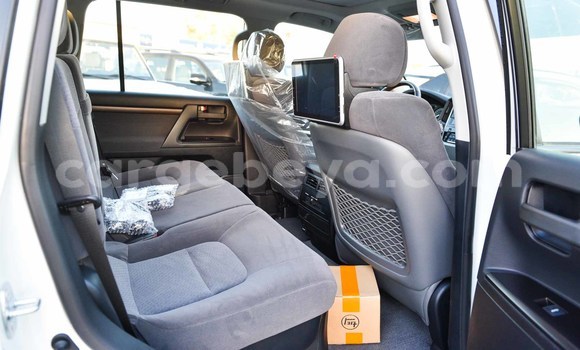 Haaraa Toyota Land Cruiser White Makiinaa iti Abiy Adi keessatti Tigray keessatti Haaraa Toyota Land Cruiser White Makiinaa iti Abiy Adi keessatti Tigray keessatti