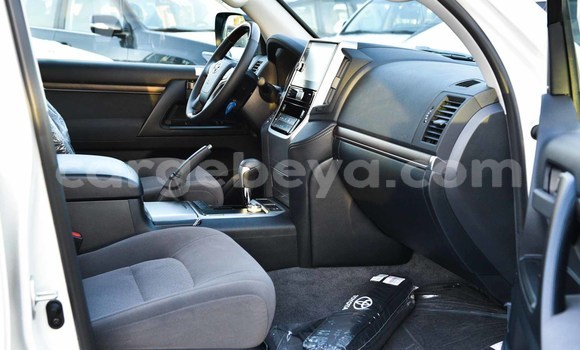 Haaraa Toyota Land Cruiser White Makiinaa iti Abiy Adi keessatti Tigray keessatti Haaraa Toyota Land Cruiser White Makiinaa iti Abiy Adi keessatti Tigray keessatti