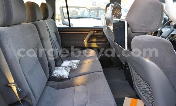 Haaraa Toyota Land Cruiser White Makiinaa iti Abiy Adi keessatti Tigray keessatti Haaraa Toyota Land Cruiser White Makiinaa iti Abiy Adi keessatti Tigray keessatti