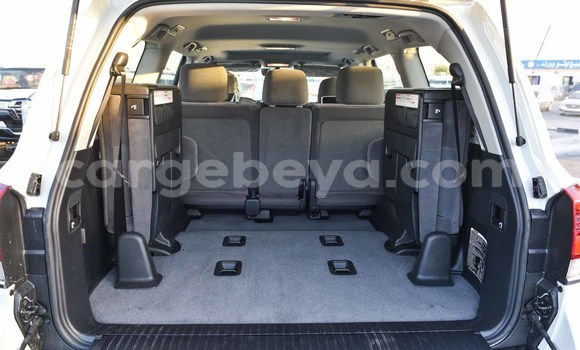 Haaraa Toyota Land Cruiser White Makiinaa iti Abiy Adi keessatti Tigray keessatti Haaraa Toyota Land Cruiser White Makiinaa iti Abiy Adi keessatti Tigray keessatti