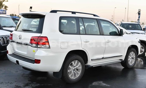 Haaraa Toyota Land Cruiser White Makiinaa iti Abiy Adi keessatti Tigray keessatti Haaraa Toyota Land Cruiser White Makiinaa iti Abiy Adi keessatti Tigray keessatti