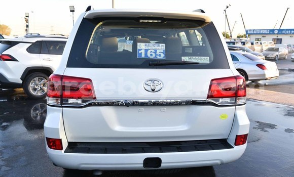 Haaraa Toyota Land Cruiser White Makiinaa iti Abiy Adi keessatti Tigray keessatti Haaraa Toyota Land Cruiser White Makiinaa iti Abiy Adi keessatti Tigray keessatti