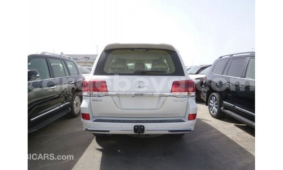 ይግዙ Imported Toyota Land Cruiser ነጭ መኪና በ Import - Dubai በ ኢትዮጵያ ይግዙ Imported Toyota Land Cruiser ነጭ መኪና በ Import - Dubai በ ኢትዮጵያ