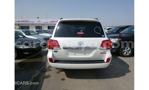 ይግዙ Imported Toyota Land Cruiser ነጭ መኪና በ Import - Dubai በ ኢትዮጵያ ይግዙ Imported Toyota Land Cruiser ነጭ መኪና በ Import - Dubai በ ኢትዮጵያ