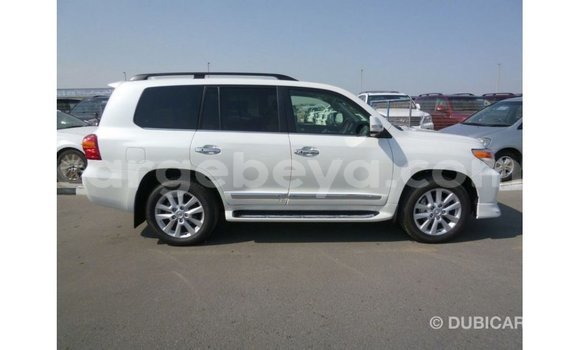 ይግዙ Imported Toyota Land Cruiser ነጭ መኪና በ Import - Dubai በ ኢትዮጵያ ይግዙ Imported Toyota Land Cruiser ነጭ መኪና በ Import - Dubai በ ኢትዮጵያ