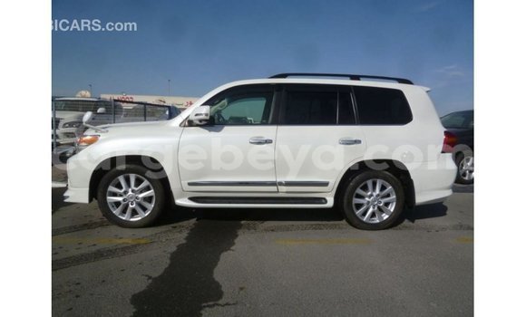 ይግዙ Imported Toyota Land Cruiser ነጭ መኪና በ Import - Dubai በ ኢትዮጵያ ይግዙ Imported Toyota Land Cruiser ነጭ መኪና በ Import - Dubai በ ኢትዮጵያ
