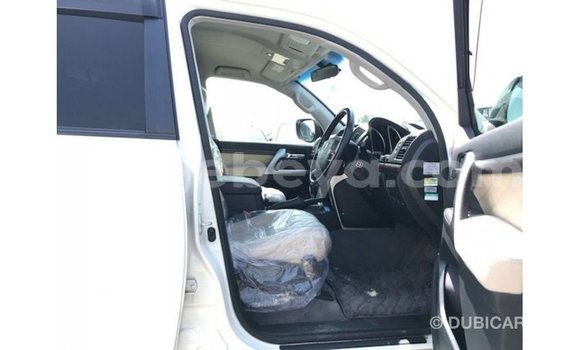 ይግዙ Imported Toyota Land Cruiser ነጭ መኪና በ Import - Dubai በ ኢትዮጵያ ይግዙ Imported Toyota Land Cruiser ነጭ መኪና በ Import - Dubai በ ኢትዮጵያ