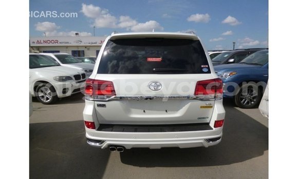 ይግዙ Imported Toyota Land Cruiser ነጭ መኪና በ Import - Dubai በ ኢትዮጵያ ይግዙ Imported Toyota Land Cruiser ነጭ መኪና በ Import - Dubai በ ኢትዮጵያ