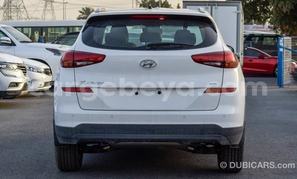 Imported Hyundai Tucson White Makiinaa iti Import - Dubai keessatti Ethiopia keessatti Imported Hyundai Tucson White Makiinaa iti Import - Dubai keessatti Ethiopia keessatti