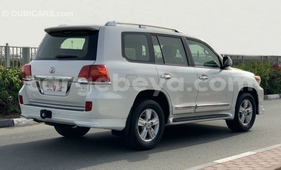 ይግዙ Imported Toyota Land Cruiser ነጭ መኪና በ Import - Dubai በ ኢትዮጵያ ይግዙ Imported Toyota Land Cruiser ነጭ መኪና በ Import - Dubai በ ኢትዮጵያ