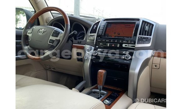 ይግዙ Imported Toyota Land Cruiser ነጭ መኪና በ Import - Dubai በ ኢትዮጵያ ይግዙ Imported Toyota Land Cruiser ነጭ መኪና በ Import - Dubai በ ኢትዮጵያ