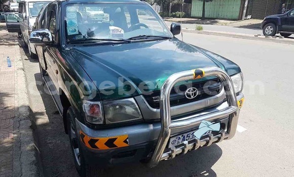 Oofamaa Toyota Hilux Green Makiinaa iti Addis–Ababa keessatti Ethiopia keessatti Oofamaa Toyota Hilux Green Makiinaa iti Addis–Ababa keessatti Ethiopia keessatti