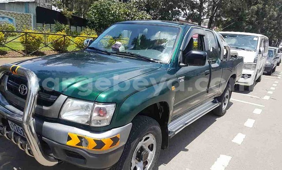 Oofamaa Toyota Hilux Green Makiinaa iti Addis–Ababa keessatti Ethiopia keessatti Oofamaa Toyota Hilux Green Makiinaa iti Addis–Ababa keessatti Ethiopia keessatti