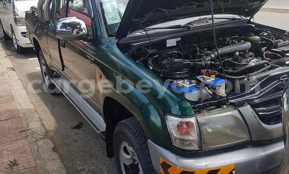 Oofamaa Toyota Hilux Green Makiinaa iti Addis–Ababa keessatti Ethiopia keessatti Oofamaa Toyota Hilux Green Makiinaa iti Addis–Ababa keessatti Ethiopia keessatti