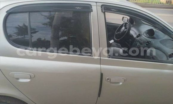 Oofamaa Toyota Vitz Silver Makiinaa iti Addis–Ababa keessatti Ethiopia keessatti Oofamaa Toyota Vitz Silver Makiinaa iti Addis–Ababa keessatti Ethiopia keessatti