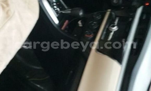 Oofamaa Toyota Corolla White Makiinaa iti Addis–Ababa keessatti Ethiopia keessatti Oofamaa Toyota Corolla White Makiinaa iti Addis–Ababa keessatti Ethiopia keessatti