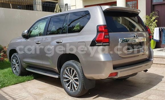 Oofamaa Toyota Land Cruiser Prado Other Makiinaa iti Addis–Ababa keessatti Ethiopia keessatti Oofamaa Toyota Land Cruiser Prado Other Makiinaa iti Addis–Ababa keessatti Ethiopia keessatti