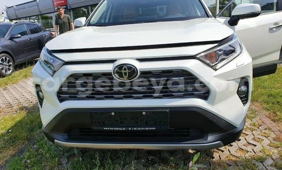 Oofamaa Toyota RAV4 White Makiinaa iti Addis–Ababa keessatti Ethiopia keessatti Oofamaa Toyota RAV4 White Makiinaa iti Addis–Ababa keessatti Ethiopia keessatti