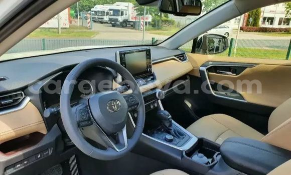 Oofamaa Toyota RAV4 White Makiinaa iti Addis–Ababa keessatti Ethiopia keessatti Oofamaa Toyota RAV4 White Makiinaa iti Addis–Ababa keessatti Ethiopia keessatti