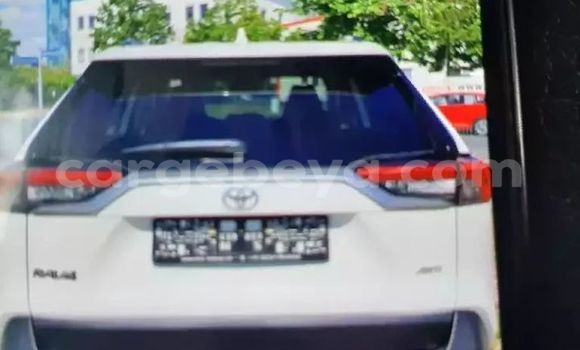 Oofamaa Toyota RAV4 White Makiinaa iti Addis–Ababa keessatti Ethiopia keessatti Oofamaa Toyota RAV4 White Makiinaa iti Addis–Ababa keessatti Ethiopia keessatti