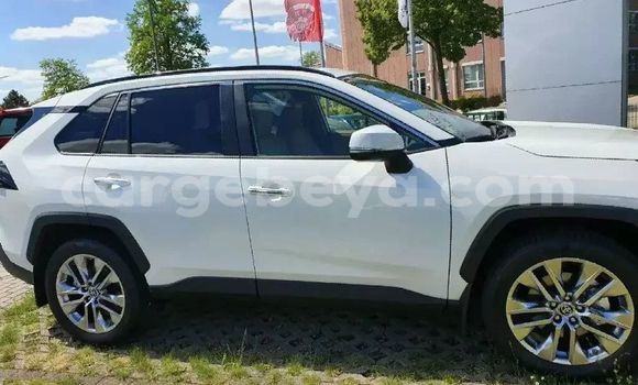 Oofamaa Toyota RAV4 White Makiinaa iti Addis–Ababa keessatti Ethiopia keessatti Oofamaa Toyota RAV4 White Makiinaa iti Addis–Ababa keessatti Ethiopia keessatti