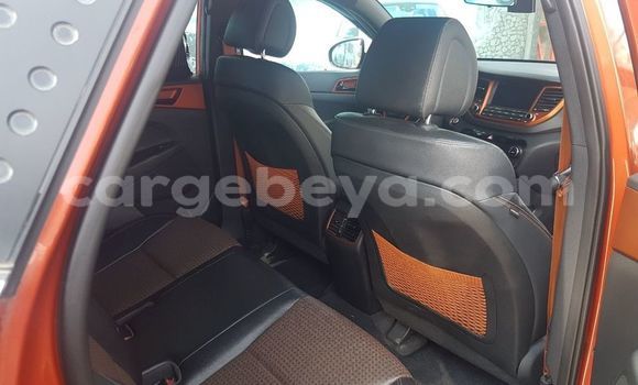 Oofamaa Hyundai Tucson Red Makiinaa iti Addis–Ababa keessatti Ethiopia keessatti Oofamaa Hyundai Tucson Red Makiinaa iti Addis–Ababa keessatti Ethiopia keessatti
