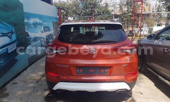 Oofamaa Hyundai Tucson Red Makiinaa iti Addis–Ababa keessatti Ethiopia keessatti Oofamaa Hyundai Tucson Red Makiinaa iti Addis–Ababa keessatti Ethiopia keessatti
