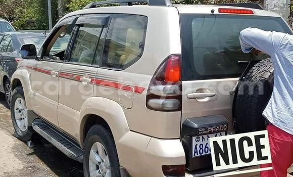 Oofamaa Toyota Land Cruiser Prado Beige Makiinaa iti Addis–Ababa keessatti Ethiopia keessatti Oofamaa Toyota Land Cruiser Prado Beige Makiinaa iti Addis–Ababa keessatti Ethiopia keessatti