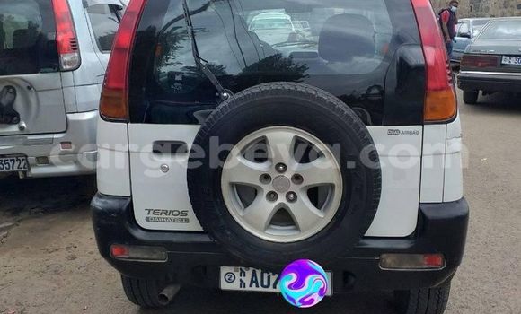 Oofamaa Daihatsu Terios White Makiinaa iti Addis–Ababa keessatti Ethiopia keessatti Oofamaa Daihatsu Terios White Makiinaa iti Addis–Ababa keessatti Ethiopia keessatti