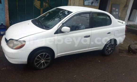 Oofamaa Toyota Platz White Makiinaa iti Addis–Ababa keessatti Ethiopia keessatti Oofamaa Toyota Platz White Makiinaa iti Addis–Ababa keessatti Ethiopia keessatti
