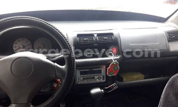 Oofamaa Suzuki Kei Red Makiinaa iti Addis–Ababa keessatti Ethiopia keessatti Oofamaa Suzuki Kei Red Makiinaa iti Addis–Ababa keessatti Ethiopia keessatti