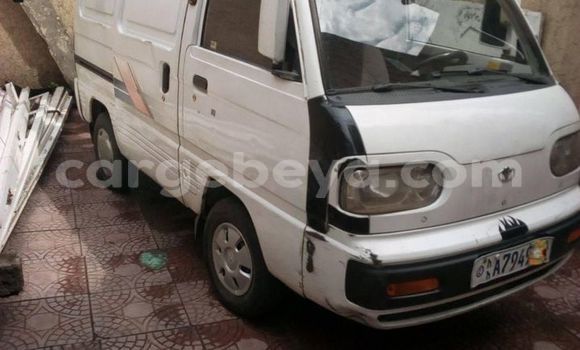 Oofamaa Daewoo Damas White Makiinaa iti Addis–Ababa keessatti Ethiopia keessatti Oofamaa Daewoo Damas White Makiinaa iti Addis–Ababa keessatti Ethiopia keessatti