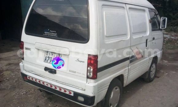 Oofamaa Daewoo Damas White Makiinaa iti Addis–Ababa keessatti Ethiopia keessatti Oofamaa Daewoo Damas White Makiinaa iti Addis–Ababa keessatti Ethiopia keessatti