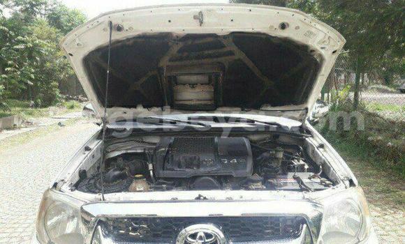 Buy Used Toyota Hilux White Car in Addis–Ababa in Ethiopia Buy Used Toyota Hilux White Car in Addis–Ababa in Ethiopia