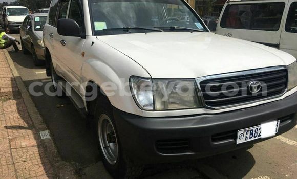 Acheter Occasion Voiture Toyota Land Cruiser Blanc à Addis Ababa, Ethiopie Acheter Occasion Voiture Toyota Land Cruiser Blanc à Addis Ababa, Ethiopie