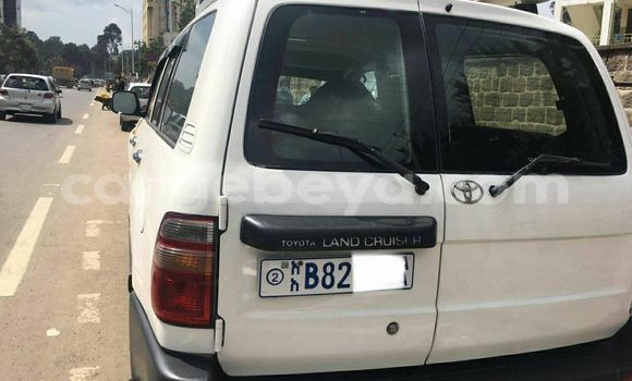 Acheter Occasion Voiture Toyota Land Cruiser Blanc à Addis Ababa, Ethiopie Acheter Occasion Voiture Toyota Land Cruiser Blanc à Addis Ababa, Ethiopie