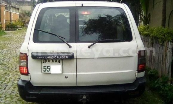 Acheter Occasion Voiture Toyota Land Cruiser Blanc à Addis Ababa, Ethiopie Acheter Occasion Voiture Toyota Land Cruiser Blanc à Addis Ababa, Ethiopie