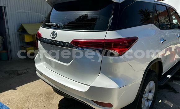 ይግዙ ያገለገለ Toyota Fortuner ነጭ መኪና በ አዲስ አበባ በ ኢትዮጵያ ይግዙ ያገለገለ Toyota Fortuner ነጭ መኪና በ አዲስ አበባ በ ኢትዮጵያ