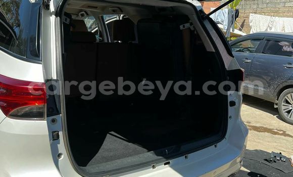 ይግዙ ያገለገለ Toyota Fortuner ነጭ መኪና በ አዲስ አበባ በ ኢትዮጵያ ይግዙ ያገለገለ Toyota Fortuner ነጭ መኪና በ አዲስ አበባ በ ኢትዮጵያ