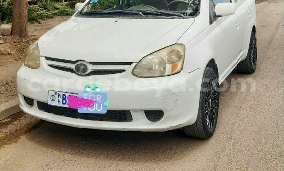 Oofamaa Toyota Platz White Makiinaa iti Addis–Ababa keessatti Ethiopia keessatti Oofamaa Toyota Platz White Makiinaa iti Addis–Ababa keessatti Ethiopia keessatti