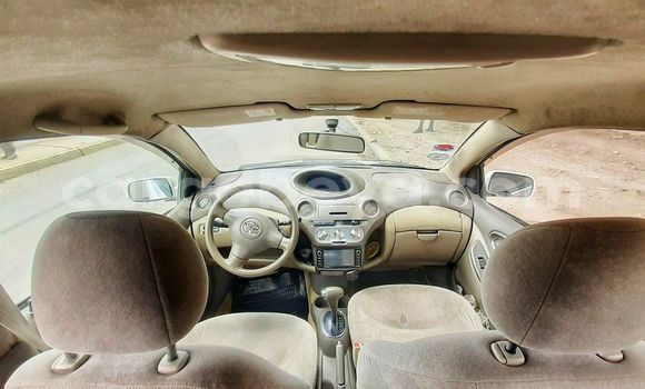 Oofamaa Toyota Platz White Makiinaa iti Addis–Ababa keessatti Ethiopia keessatti Oofamaa Toyota Platz White Makiinaa iti Addis–Ababa keessatti Ethiopia keessatti
