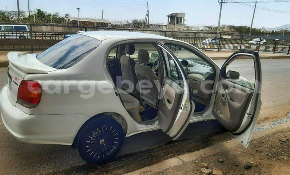 Oofamaa Toyota Platz White Makiinaa iti Addis–Ababa keessatti Ethiopia keessatti Oofamaa Toyota Platz White Makiinaa iti Addis–Ababa keessatti Ethiopia keessatti