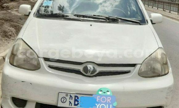 Oofamaa Toyota Platz White Makiinaa iti Addis–Ababa keessatti Ethiopia keessatti Oofamaa Toyota Platz White Makiinaa iti Addis–Ababa keessatti Ethiopia keessatti