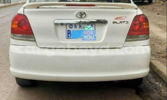 Oofamaa Toyota Platz White Makiinaa iti Addis–Ababa keessatti Ethiopia keessatti Oofamaa Toyota Platz White Makiinaa iti Addis–Ababa keessatti Ethiopia keessatti