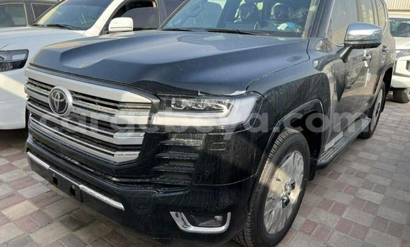 Haaraa Toyota Land Cruiser Black Makiinaa iti Addis–Ababa keessatti Ethiopia keessatti Haaraa Toyota Land Cruiser Black Makiinaa iti Addis–Ababa keessatti Ethiopia keessatti